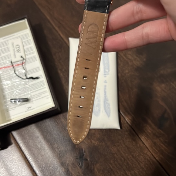 Daniel wellington black leather strap with gold face - Picture 6 of 9
